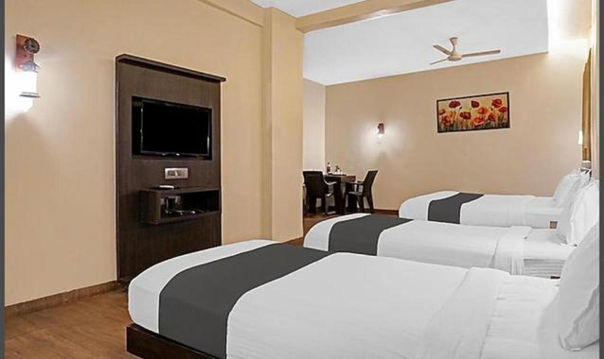 Omkar Executive Hotel Yerandwane Екстериор снимка
