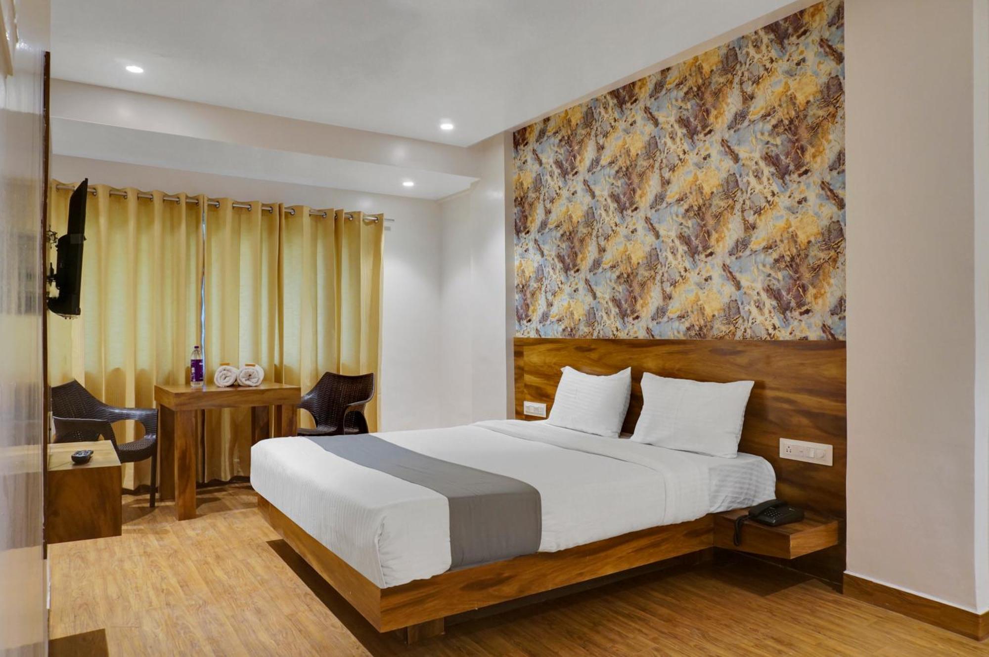 Omkar Executive Hotel Yerandwane Екстериор снимка