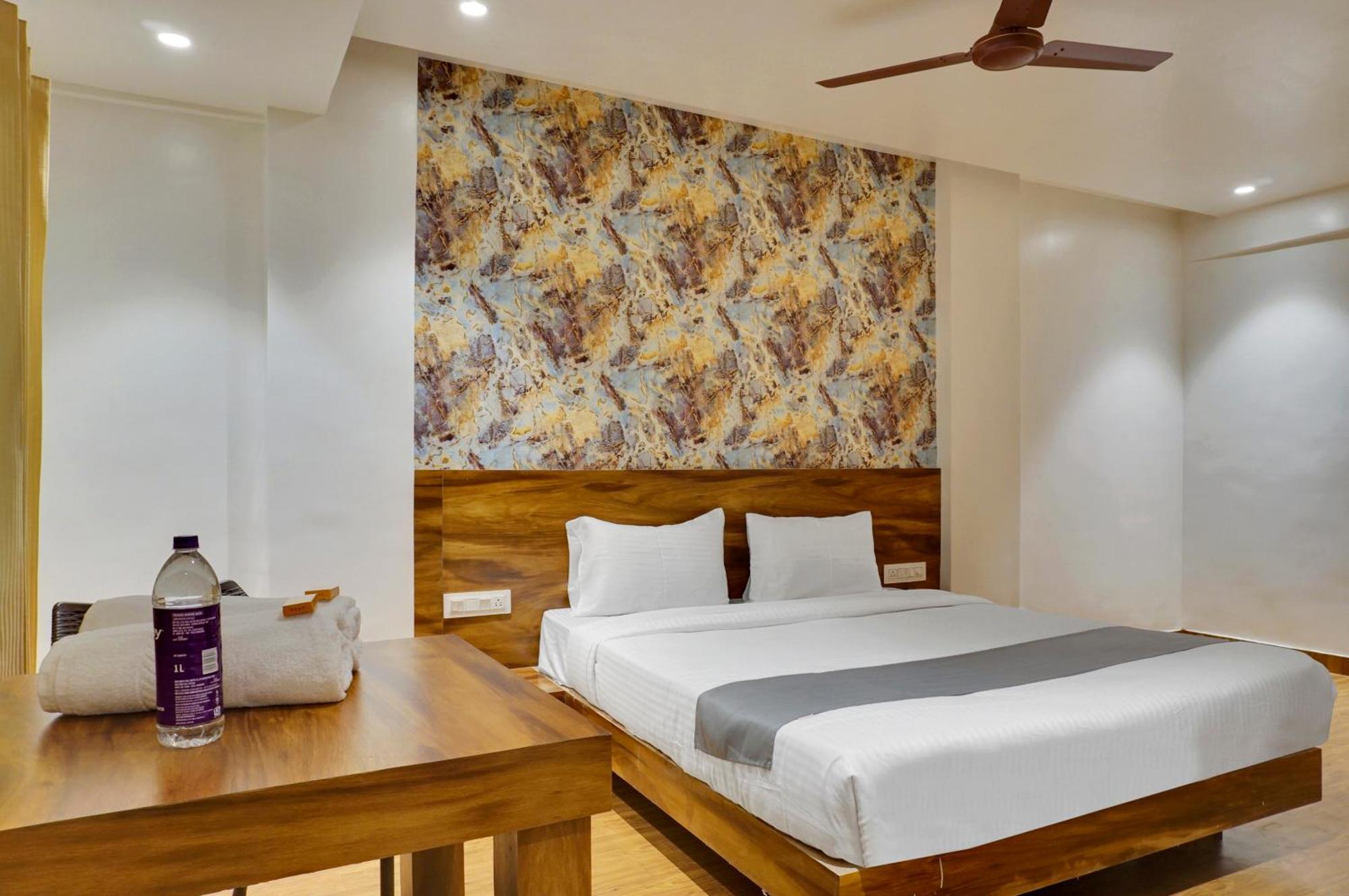 Omkar Executive Hotel Yerandwane Екстериор снимка